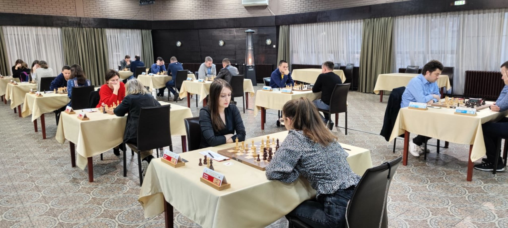 Pojedinačno prvenstvo Srbije za muškarce i žene 2022:  Trka udvoje se nastavlja, Čoluškina usamljena na vrhu, remi u niškom derbiju