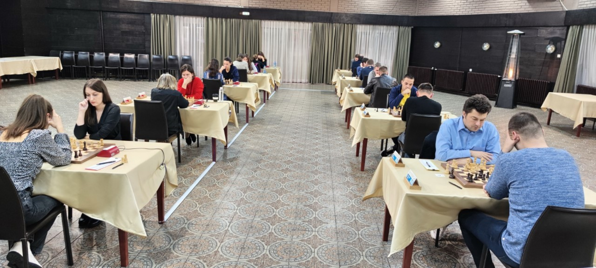 Pojedinačno prvenstvo Srbije za muškarce i žene 2022:  Trka udvoje se nastavlja, Čoluškina usamljena na vrhu, remi u niškom derbiju