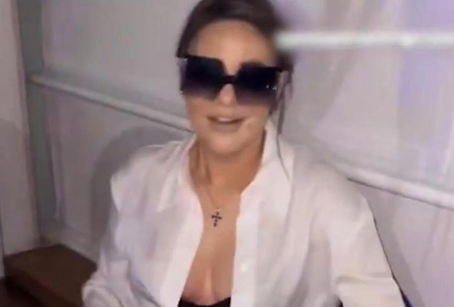 POTOPILA SPLAV Pevačicu ponela atmosfera, pa raskopčana skočila na garnituru u separeu (FOTO)