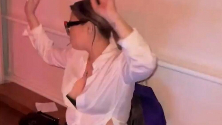 POTOPILA SPLAV Pevačicu ponela atmosfera, pa raskopčana skočila na garnituru u separeu (FOTO)