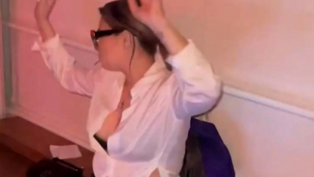 POTOPILA SPLAV Pevačicu ponela atmosfera, pa raskopčana skočila na garnituru u separeu (FOTO)