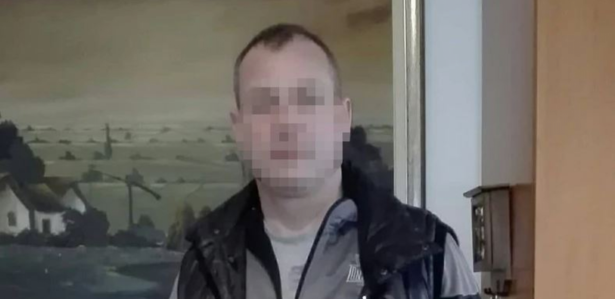 SKOČILA NA MUŽA DA SINA SPASE SMRTI Carinik izbo nožem sopstveno dete, pa prebio ženu jer se umešala, ovo je motiv ubistva!