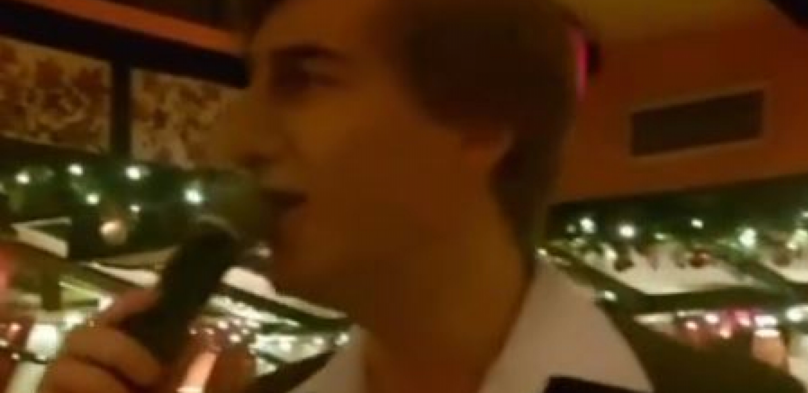 ŠOKIRAO CELU KAFANU Pevač zaprepastio prisutne nikad viđenim izdanjem (FOTO)