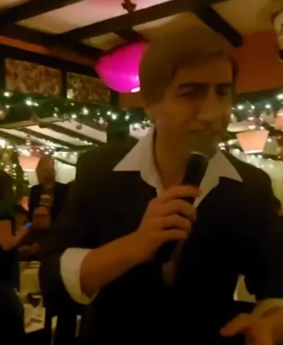 ŠOKIRAO CELU KAFANU Pevač zaprepastio prisutne nikad viđenim izdanjem (FOTO)