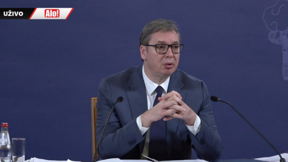 VUČIĆ O POVREĐENOM POLICAJCU "On je danas heroj, jer ga je pogodilo nekoliko komadića stakla" (FOTO)