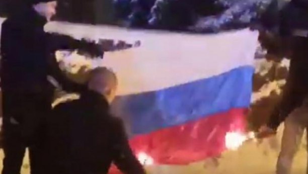 SPALJENA RUSKA ZASTAVA! Moskva hitno reagovala zbog incidenta, traži da se krivci privedu pravdi! (VIDEO)