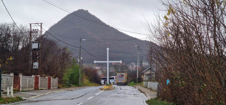 SRBI I DALJE NA BARIKADAMA Snažna detonacija u Severnoj Mitrovici, narod ne odustaje!