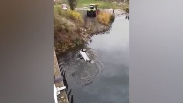 UŽAS KOD SRBOBRANA Pijana sletela s mosta u kanal, automobil iz vode izvlačio traktor! (VIDEO)