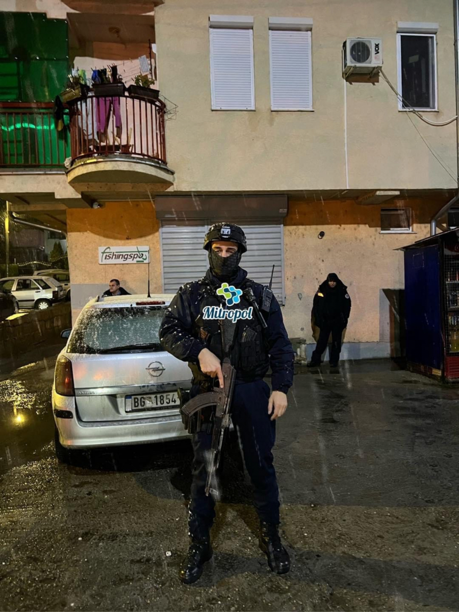 POZIRAJU NAORUŽANI DO ZUBA I PROVOCIRAJU Kurtijevi šiptarski krvoloci čekaju komandu da krenu na goloruki srpski narod! (FOTO)