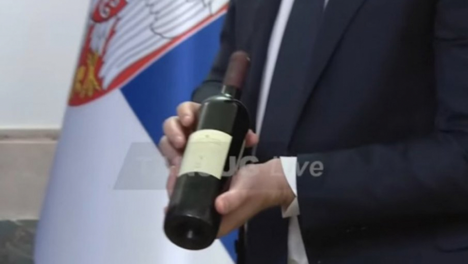 SPORNA ETIKETA? Evo zašto su Šiptari oteli vino srpskom domaćinu, Kurtiju se ovo nije svidelo!