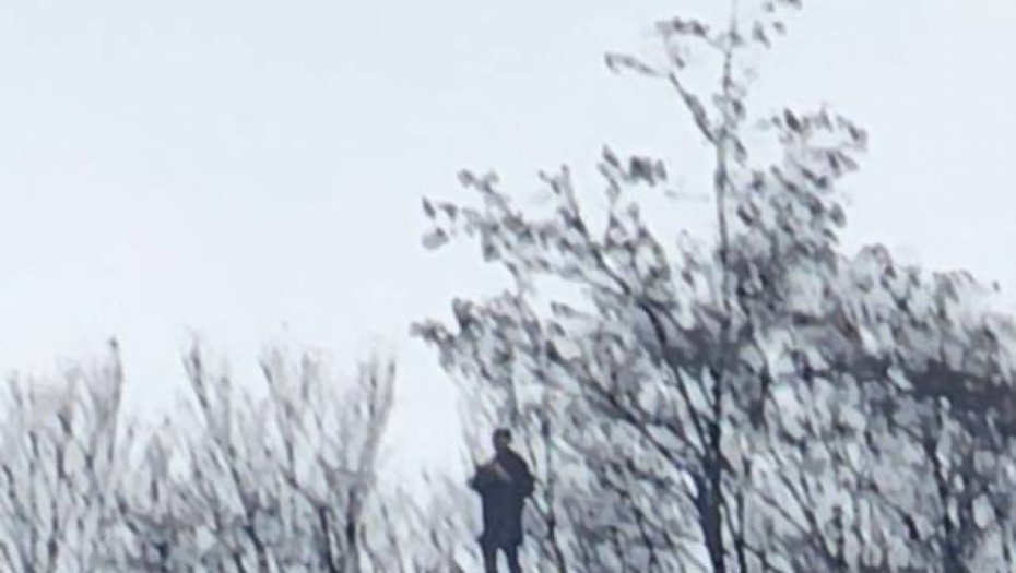 NANIŠANILI DUGE CEVI Specijalci Aljbina Kurtija iznad bolnice u Kosovskoj Mitrovici (FOTO)