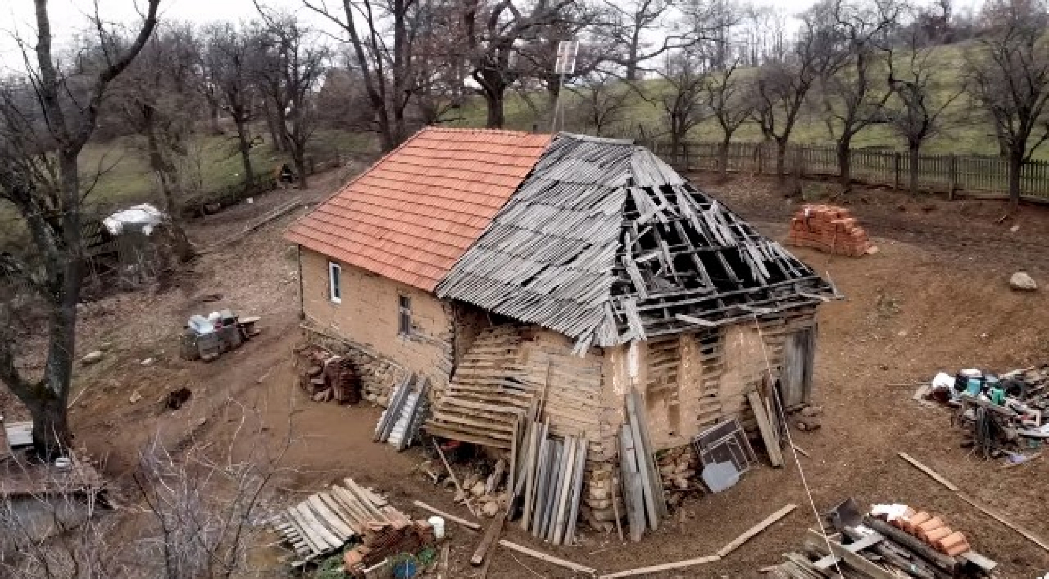 PORODICA RAŠKOVIĆ RASPLAKALA SRBIJU Žive u kući od blata, sa krovom koji se jedva drži, a žele samo jedno