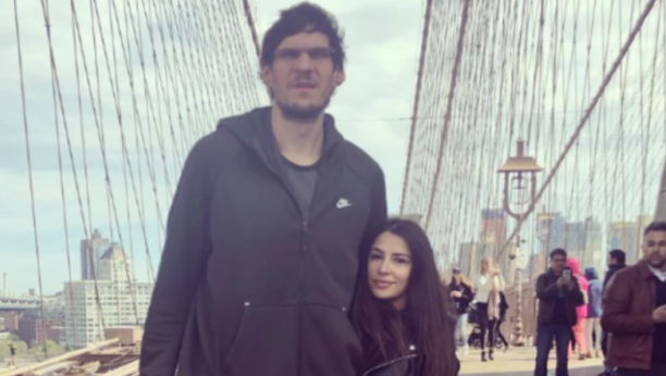 ŽENA BOBANA MARJANOVIĆA ZAPALILA INSTAGRAM: U preuskoj haljini, a grudi pridržava samo jedan lanac