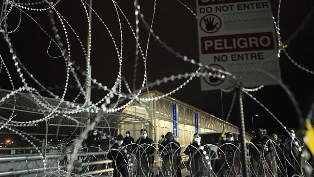 HAOS NA AMERIČKOJ GRANICI Hiljade migranata se probija, policija uhapsila oko 2.400 osoba (VIDEO)