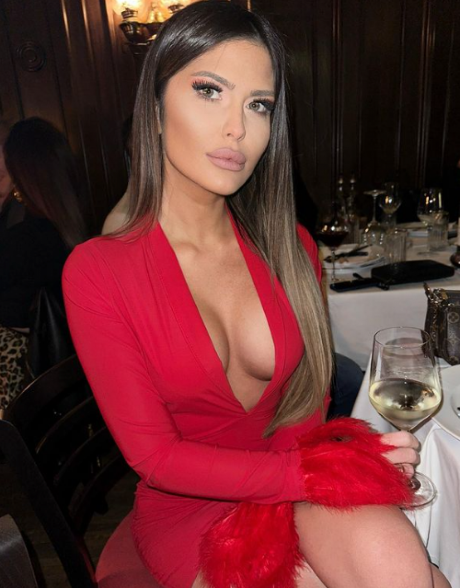 NIKAD VRELIJA! Naša fatalna VODITELJKA spustila dekolte do pupka i hipnotisala sve: Prizor će vas ostaviti bez daha, kao milion dolara! (FOTO)