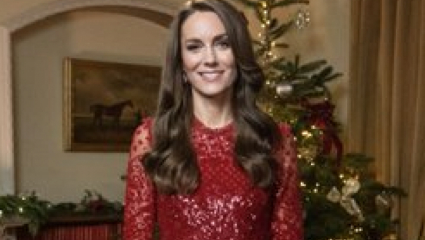 KEJT MIDLTON ZABLISTALA U CRVENOJ HALINI Božićni stajling princeze od Velsa zadiveo svet