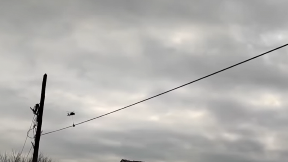 HELIKOPTER KFORA PRELETEO IZNAD BARIKADE NA RUDARU Otišao u pravcu Jarinja (VIDEO)