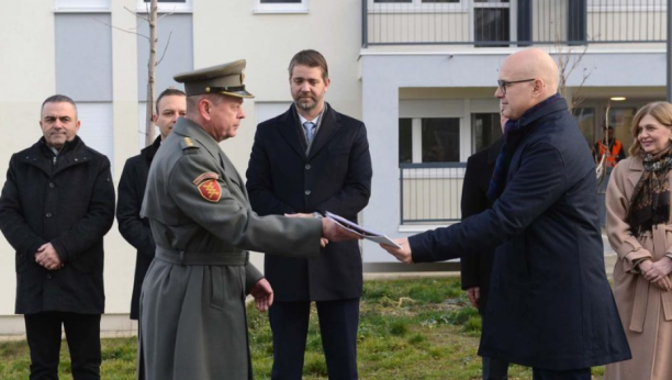 Ministar Vučević uručio ključeve od stanova pripadnicima snaga bezbednosti (FOTO)