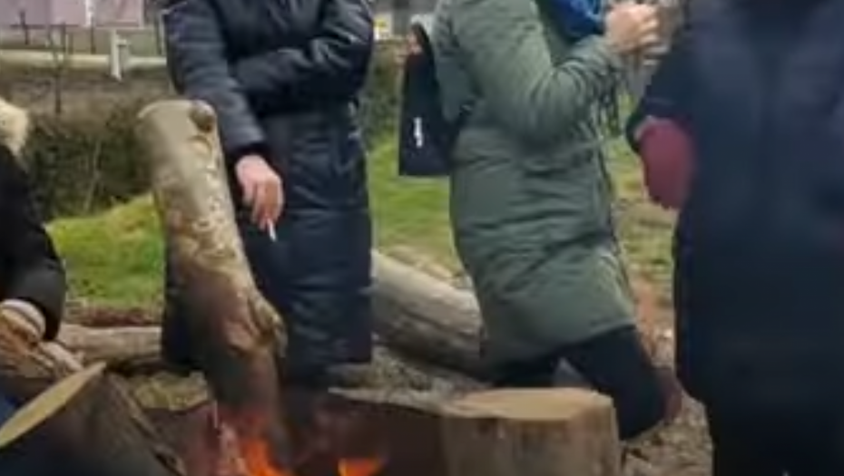 NEUSTRAŠIVE SRPKINJE NA BARIKADAMA Odavde ni makac, ovo je borba za goli opstanak