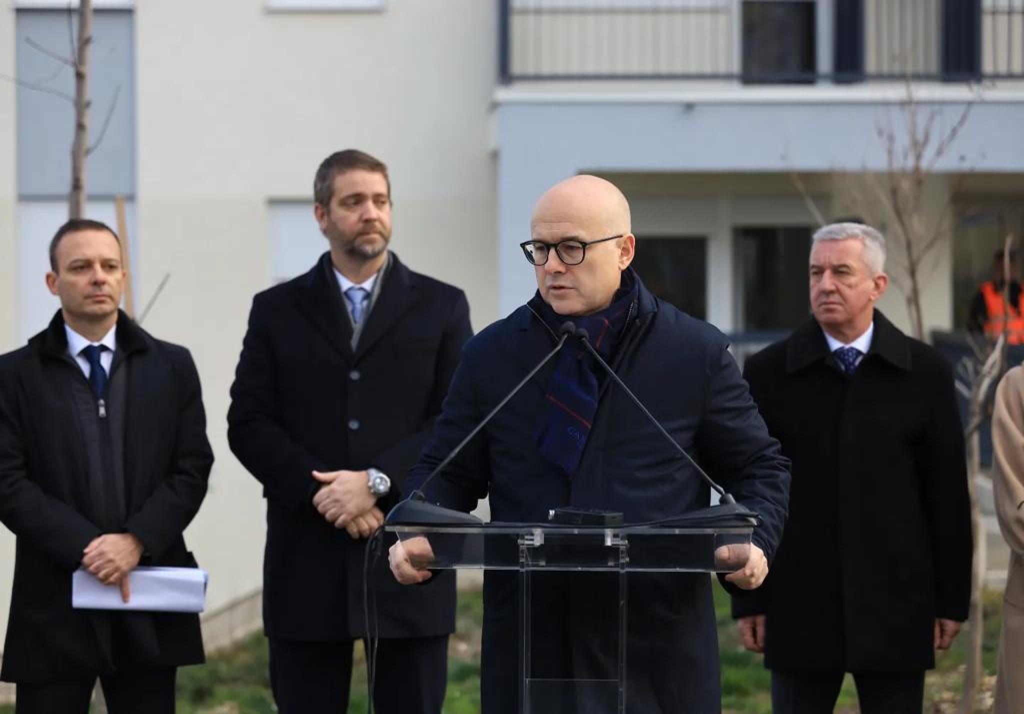 DODELJENI NOVOIZGRAĐENI STANOVI PRIPADNICIMA SLUŽBI BEZBEDNOSTI Ministar Vučević svečano uručio ključeve u Kragujevcu