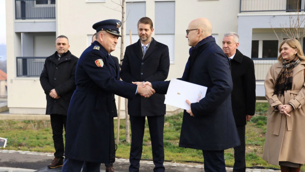DODELJENI NOVOIZGRAĐENI STANOVI PRIPADNICIMA SLUŽBI BEZBEDNOSTI Ministar Vučević svečano uručio ključeve u Kragujevcu