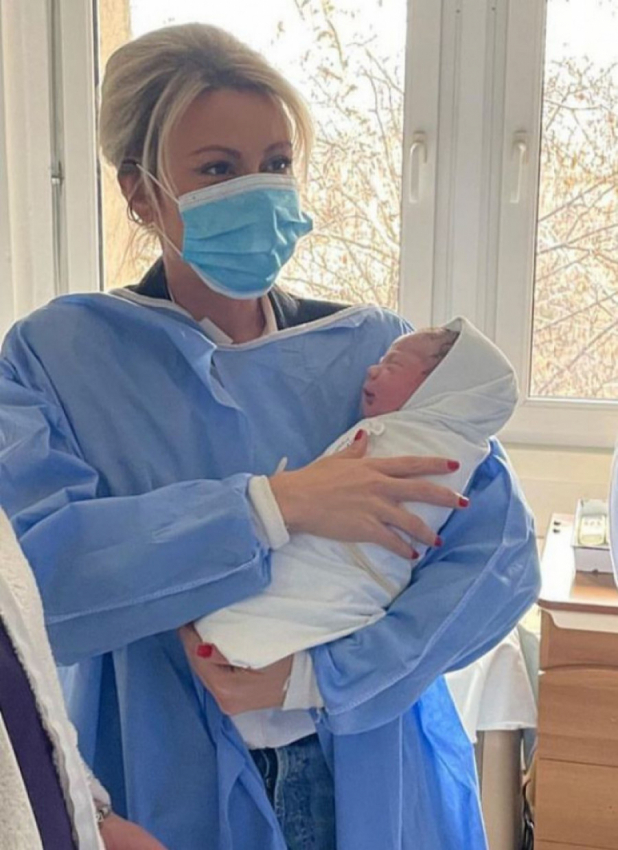 ISPLIVALA FOTKA DAJANE PAUNOVIĆ IZ PORODILIŠTA: Sa bebom u ruci saopštila vesti, komentari se samo nižu! (FOTO)