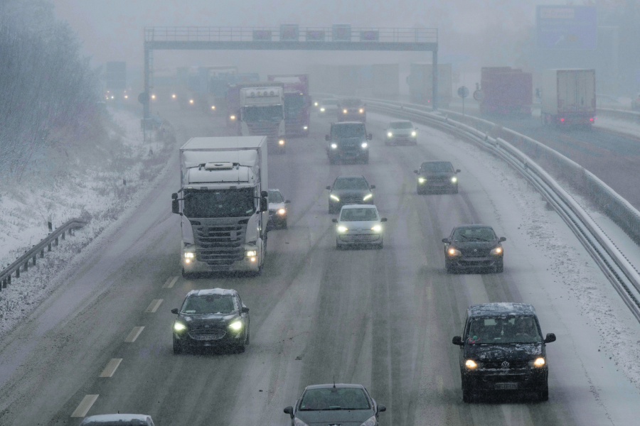 POJAČAN OPREZ U VOŽNJI! Na ovim putnim deonicama ima snega