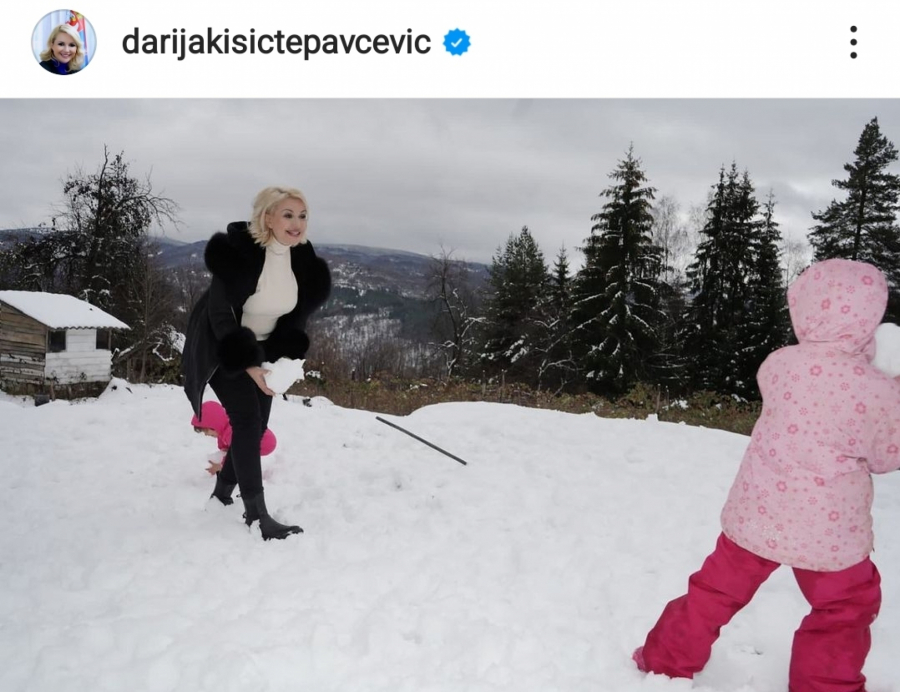 MINISTARKA DARIJA KISIĆ POSETILA SEDMOČLANU PORODICU Uživala u grudvanju sa decom