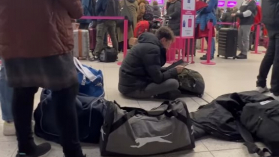 DALJE NEĆEŠ MOĆI AKO SI PREDEBEO ZA NAŠE USLOVE Ova avio-kompanija meri putnike pre ulaska u avion