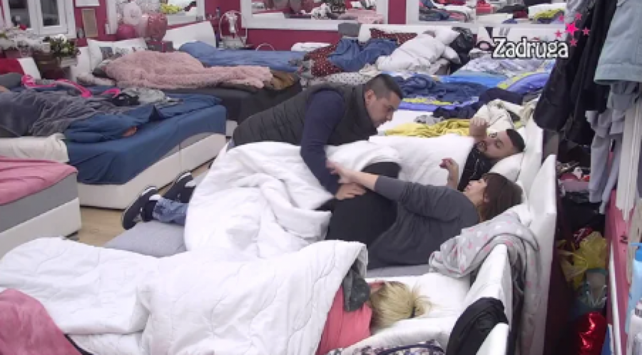 I DALJE IM NE DA MIRA Bebica PLJUNUO Miljanu jer se okrenula ka Zoli u krevetu, ona ga OSTAVILA