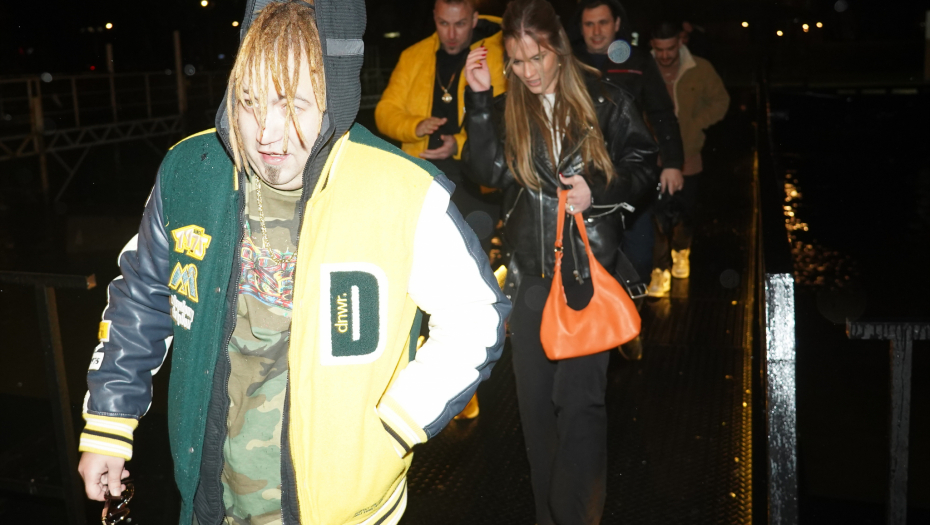 SAMO SE OKRENUO I OTIŠAO Rasta prekinuo intervju zbog 12 godina mlađe devojke (FOTO)