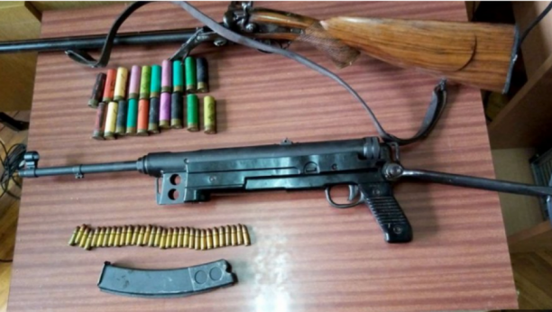 POLICIJA OSTALA ZATEČENA PRILIKOM HAPŠENJA STARICE U NEGOTINU Baba poseduje arsenal oružja, od automatske puške do karabina! (FOTO)
