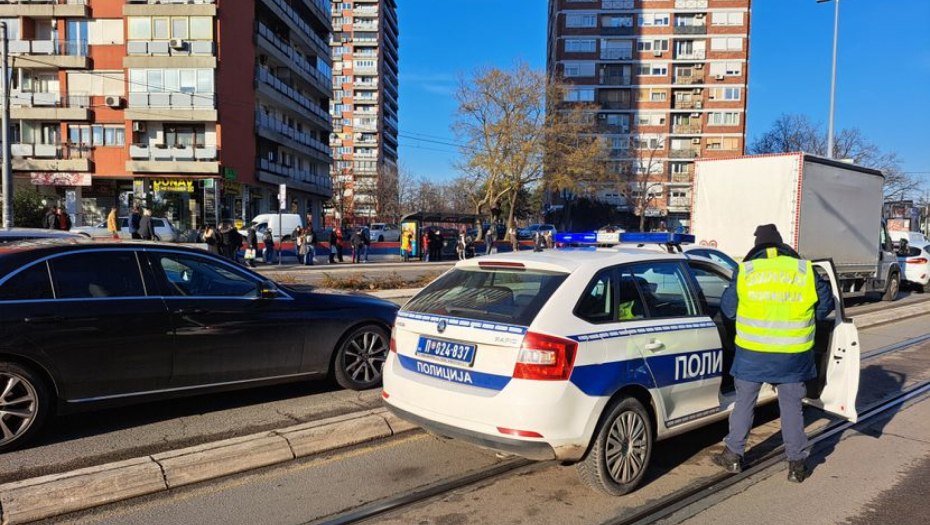 TEŠKA NESREĆA NA NOVOM BEOGRADU KOD "HAJATA" Muškarac pretrčavao ulicu, vozač ga bacio na haubu