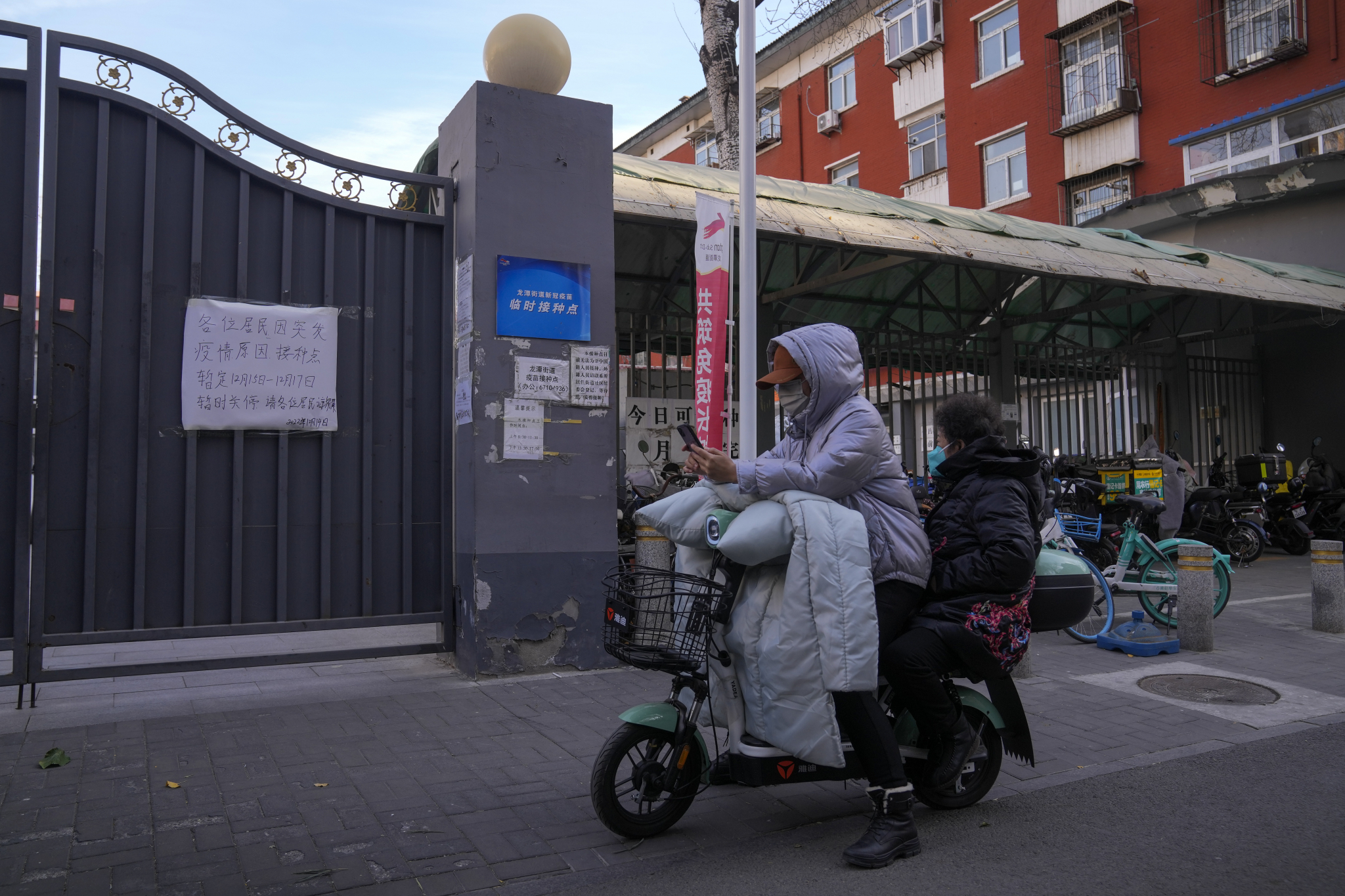GOMILANJE ZALIHA Kinezi ispraznili apoteke i radnje u strahu od zimskog talasa korone