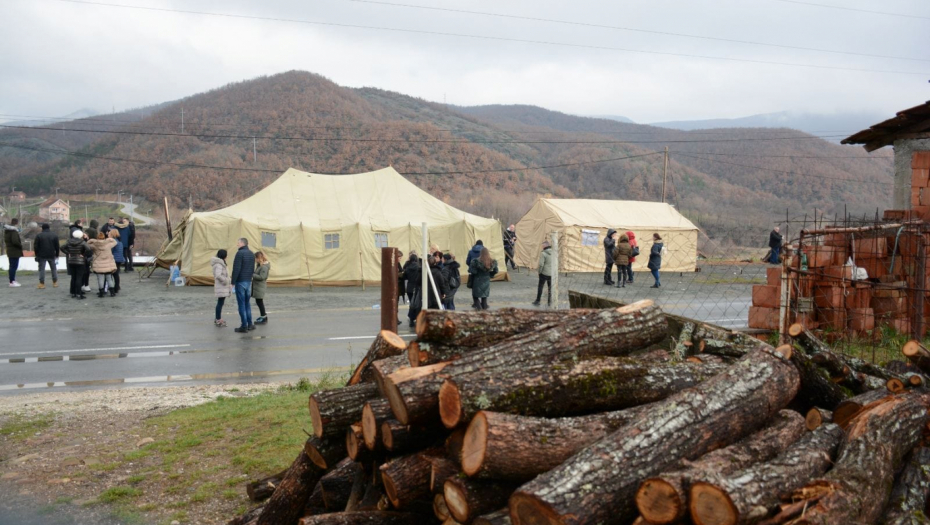 SRBI TRAŽE PRAVDU Barikade u selima Zupče i Varage nadomak Zubinog Potoka (FOTO)