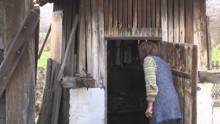 BRANKO IZ OSTRE U ŠOKU NAKON ŠTO SU MU LOPOVI UPALI U SUŠARU Ove zime će umesto mesa, jesti pekmez i hleb (FOTO)