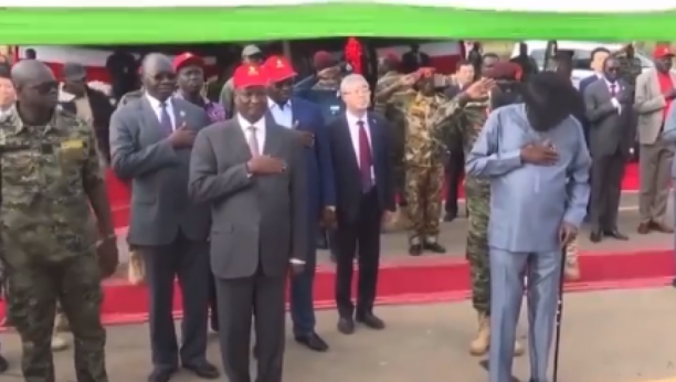 DOK HIMNA SVIRA, U PANTALONAMA HAOS! Predsednik doživeo neprijatnost pred kamerama (VIDEO)