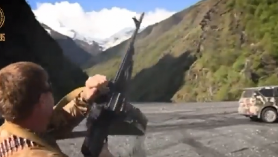 TRČI I PUCA U NEBO IZ KALAŠNJIKOVA! Šokantan snimak Kadirova (VIDEO)