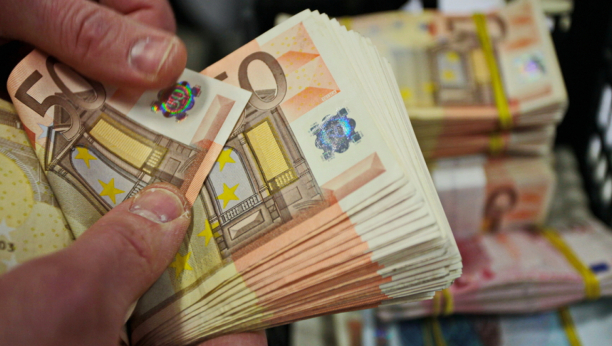 PRAVI ČAS ZA ODLAZAK U MENJAČNICU? Evo koliko će sutra vredeti evro i dolar