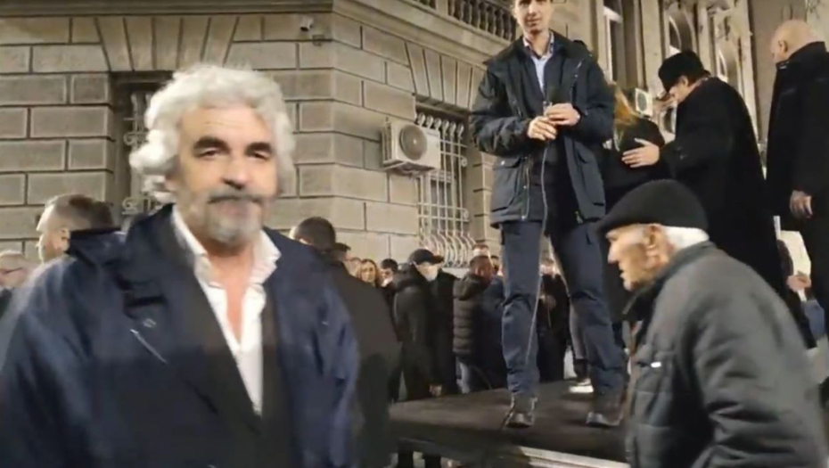 BILO BI SMEŠNO, DA NIJE TUŽNO! Okupili se ispred Predsedništva pa protestuju protiv samih sebe! (FOTO)