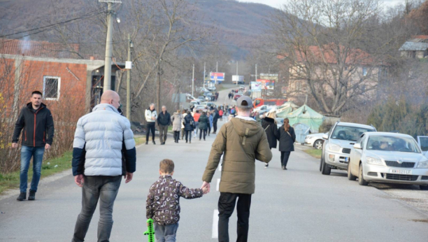 FOTOGRAFIJA DANA SA BARIKADA NA SEVERU KOSMETA Otac i sin zajedno ustali protiv Kurtijevog terora (FOTO)