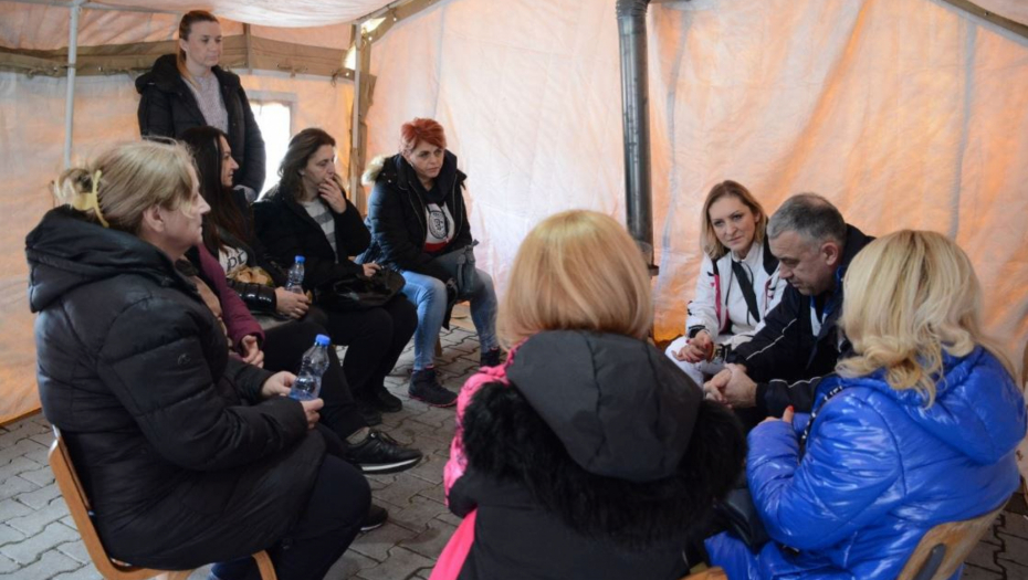 LEKARI NA BARIKADAMA! Svakog dana spasavaju živote, a na barikadama ih brane! (FOTO)