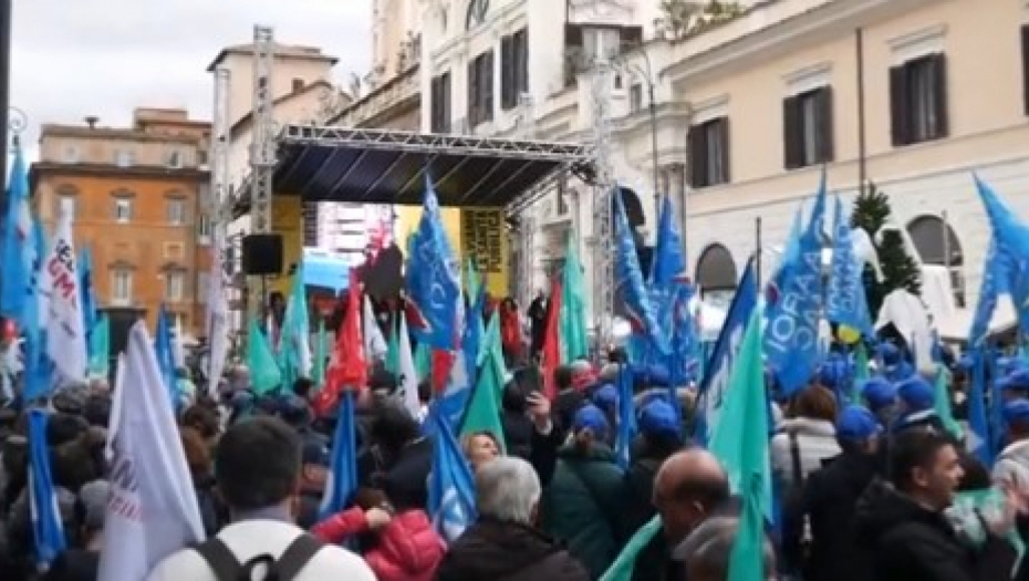 MASOVNI PROTESTI UZDRMALI RIM Transparenti protiv Vlade, sindikati u štrajku, ne spominje se samo jedna stvar (VIDEO)