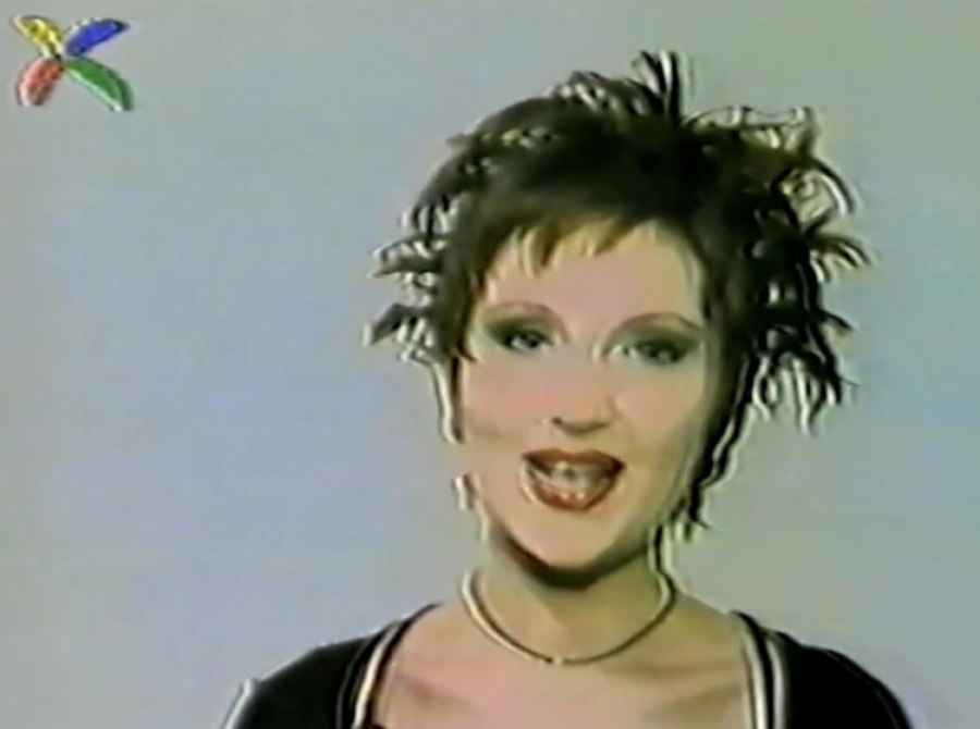 PREPOZNAJETE LI PEVAČICU SA FOTOGRAFIJE? Svi je znaju kao plavušu, u jeku popularnosti se povukla sa javne scene, A EVO O KOME JE REČ