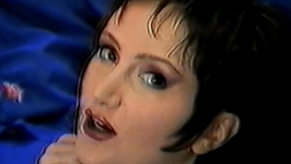 PREPOZNAJETE LI PEVAČICU SA FOTOGRAFIJE? Svi je znaju kao plavušu, u jeku popularnosti se povukla sa javne scene, A EVO O KOME JE REČ