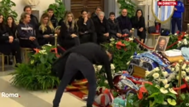 NAJEMOTIVNIJI MOMENAT NA KOMEMORACIJI Navijač prišao Mihinom kovčegu, ostavio srpsku zastavu i prekrstio se, a onda se desilo ovo (VIDEO)