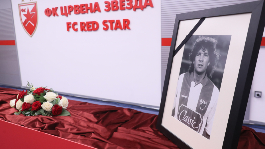 SAHRANJEN SINIŠA MIHAJLOVIĆ Stanković nosio kovčeg, navijači pesmom i bakljama ispratili Mihu na večni počinak (FOTO/VIDEO)