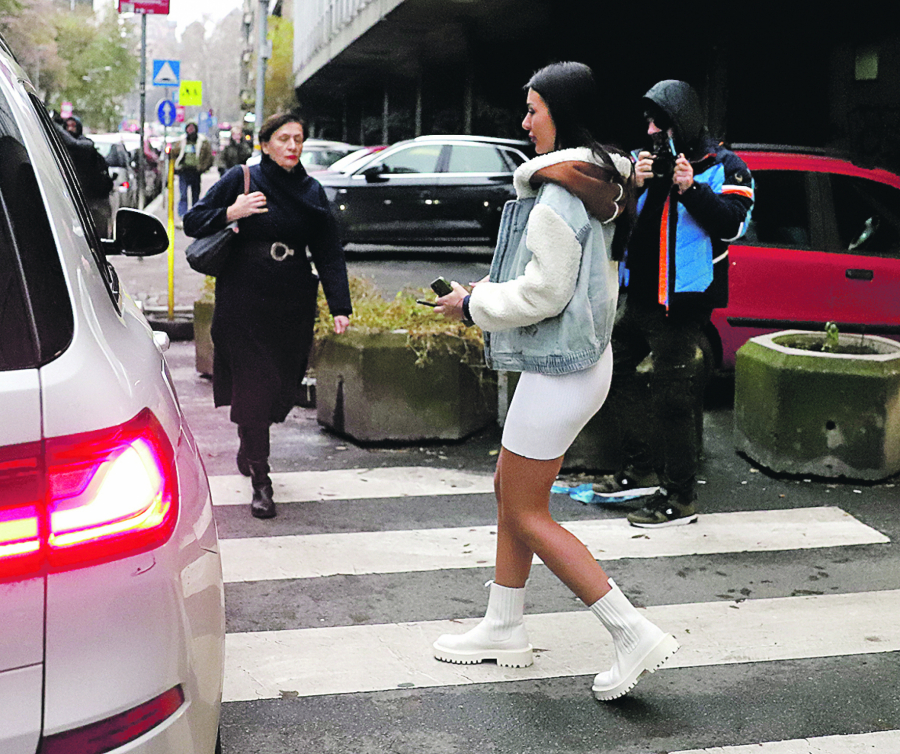 ŽIVOT NA DLANU  Anastasija šeta, a kamere je prate (FOTO)