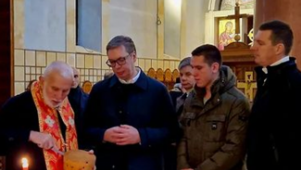 "ZDRAVLJA I SREĆE SVIMA... A POSEBNO  NAŠEM STRADALNOM NARODU NA KIM" Vučić sa najbližima presekao kolač u Crkvi Svetog Marka (FOTO)