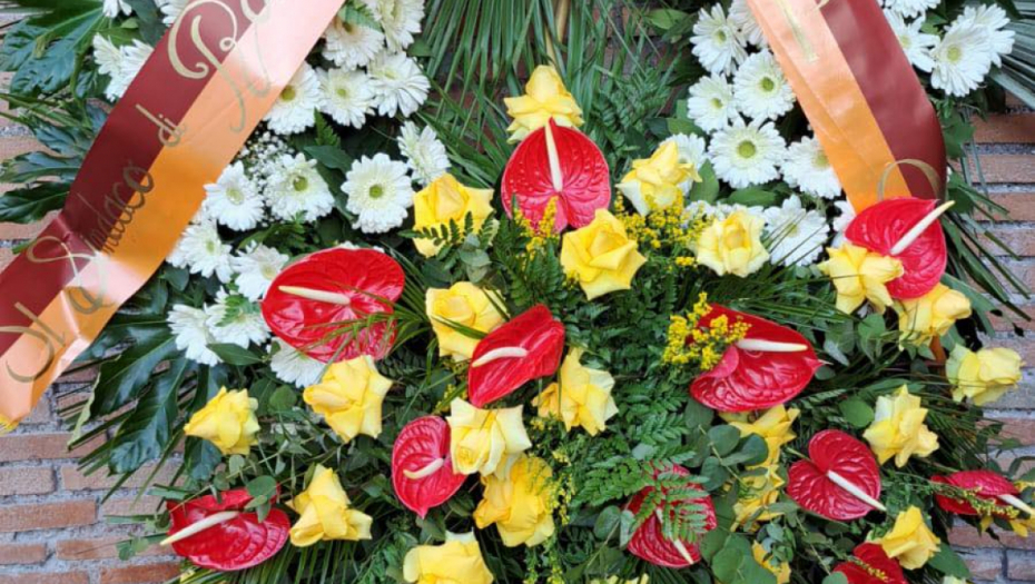 PORODICA, MILAN, FIFA, ROMA... Ispred bazilike već stigao veliki broj venaca za Mihu, ne zna se koji je lepši (VIDEO)